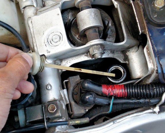 У «первого» маслобак установлен рядом с амортизатором, а заливная горловина и шуп – под седлом.